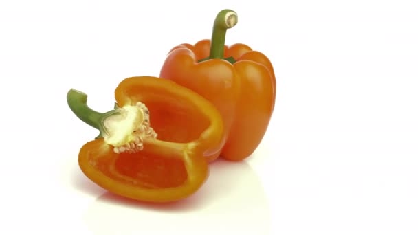 Φέτες Πορτοκαλί Bell Pepper Απομονώνονται Λευκό Φόντο — Αρχείο Βίντεο