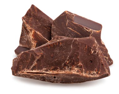 Çikolata parçaları beyaz yolda izole olur.