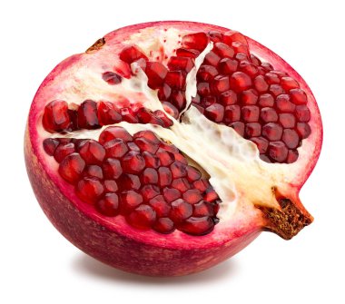 Dilimlenmiş nar yolu beyaza izole edilmiş.