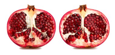 Dilimlenmiş nar yolu beyaza izole edilmiş.