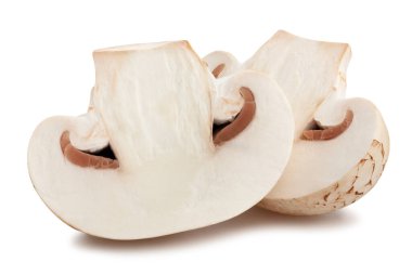 Dilimlenmiş mantarlar beyaz yolda izole edilmiş.