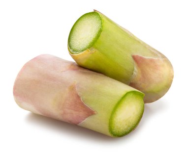 Dilimlenmiş kuşkonmaz yolu beyazda izole edilmiş.