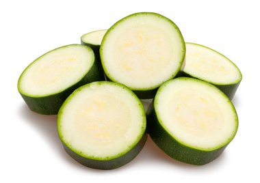 Dilimlenmiş kabak yolu beyaza izole edilmiş