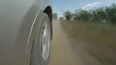 Kırsal bir yolda araba arka tekerleği
