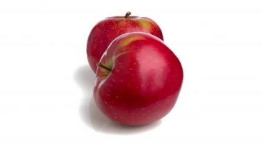 kırmızı elmalar beyaz arkaplanda izole edilmiş