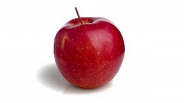 Beyaz arkaplanda kırmızı elma izole edildi