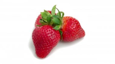 Dilimlenmiş çilek beyaz arkaplanda izole