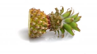 Dilimlenmiş bebek ananas beyaza izole edilmiş.