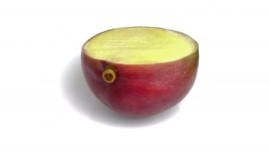 Dilimlenmiş mango beyaza izole edilmiş.