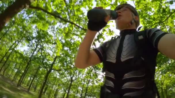 Езда Велосипеде Питьевой Воды Лесу — стоковое видео