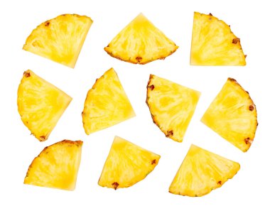 Dilimlenmiş ananas yolu beyaza izole edilmiş.