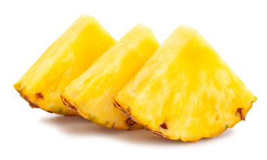 Dilimlenmiş ananas yolu beyaza izole edilmiş.