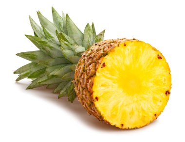 Dilimlenmiş ananas yolu beyaza izole edilmiş.