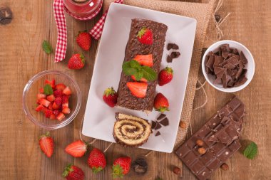 Çikolatalı rulo çilek ile. 