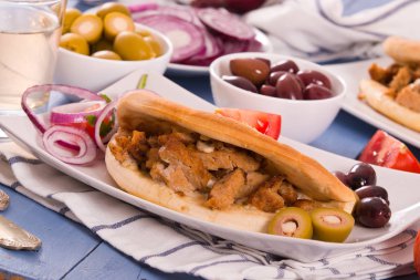 Beyaz çanak üzerinde Yunan pide. 