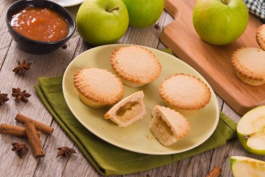 Elmalı turta ahşap tablo. 