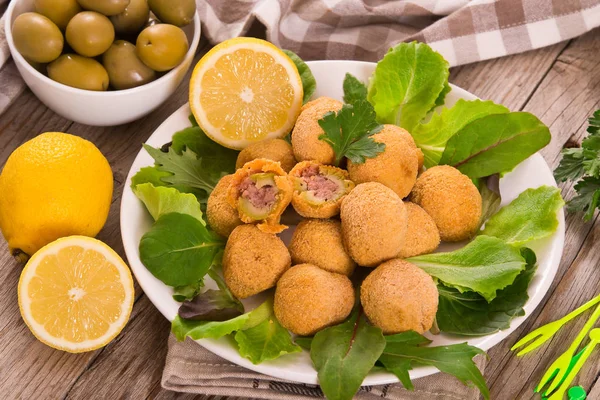 Aceitunas Rellenas Ascoli Plato Blanco — Foto de Stock