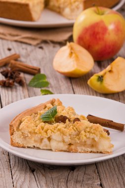 Elma pasta beyaz çanak üzerinde harap. 