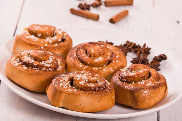 Rotoli Cannella Con Spezie Piatto Bianco — Foto Stock