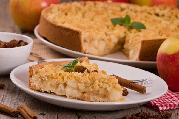 Apfelkuchen Auf Weißem Teller Zerbröseln — Stockfoto