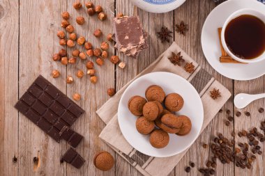 Fındıklı kurabiye sandviç çikolatalı krema ile doldurulmuş. 