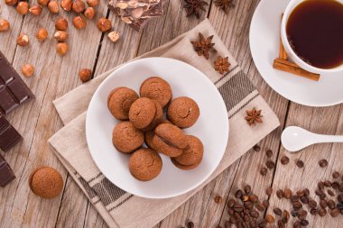Fındıklı kurabiye sandviç çikolatalı krema ile doldurulmuş. 