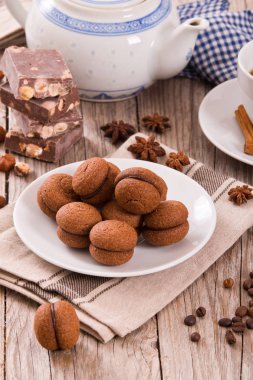 Fındıklı kurabiye sandviç çikolatalı krema ile doldurulmuş. 
