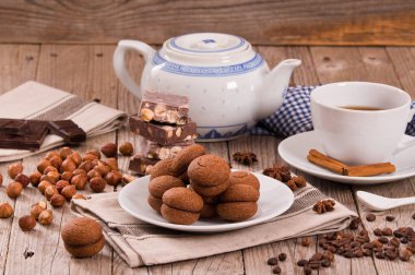 Fındıklı kurabiye sandviç çikolatalı krema ile doldurulmuş. 