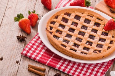 Beyaz çanak üzerinde çilekli Tart. 