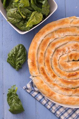 Yunanca ıspanak pasta ahşap tablo. 