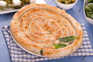 Yunanca ıspanak pasta ahşap tablo. 