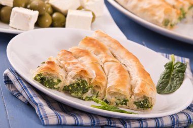 Yunanca ıspanak pasta ahşap tablo. 