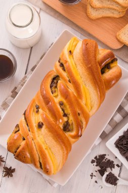 Çikolata parçaları ile börek. 