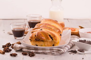 Çikolata parçaları ile börek. 