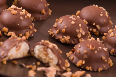 Krem karamel dolgulu çikolata truffles. 
