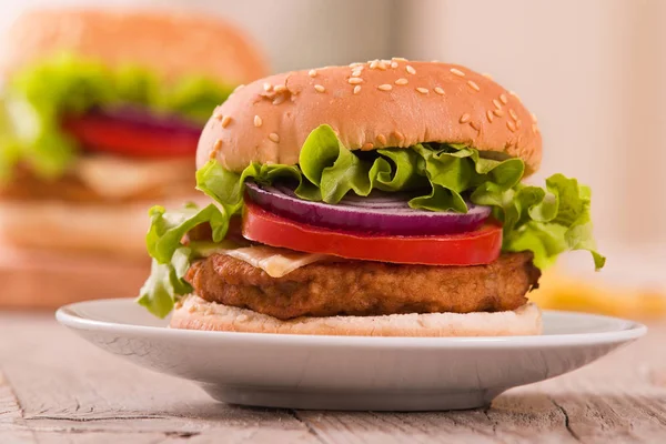 Hamburger Con Patatine Fritte Sul Tavolo Legno — Foto Stock