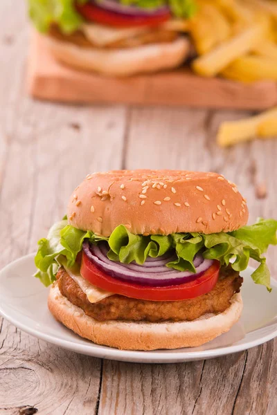 Hamburger Con Patatine Fritte Sul Tavolo Legno — Foto Stock