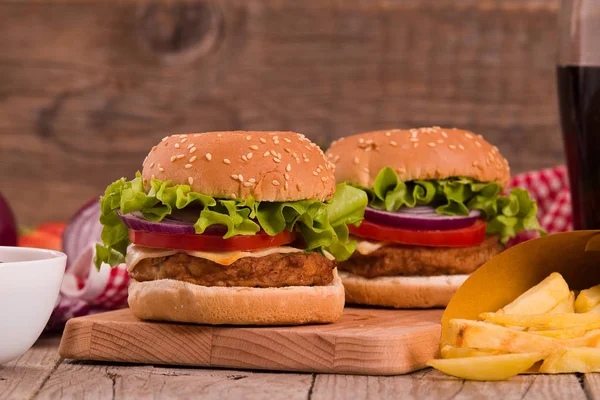 Hamburger Con Patatine Fritte Sul Tavolo Legno — Foto Stock