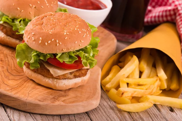 Hamburger Con Patatine Fritte Sul Tavolo Legno — Foto Stock