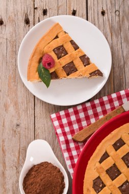 Kırmızı çanak üzerinde çikolata tart.