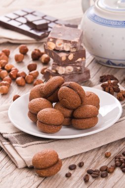 Fındıklı kurabiye sandviç çikolatalı krema ile doldurulmuş.