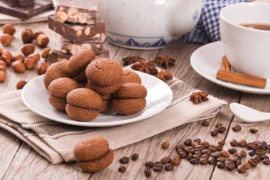 Fındıklı kurabiye sandviç çikolatalı krema ile doldurulmuş.