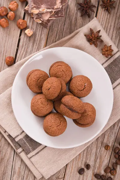 Fındıklı kurabiye sandviç çikolatalı krema ile doldurulmuş.