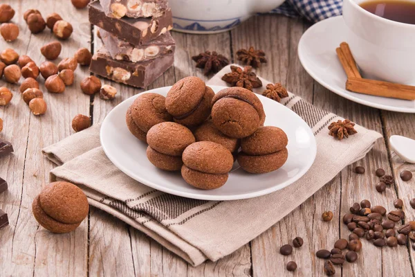 Lískových Oříšků Křehké Chlebíčky Plněné Čokoládové Krémem — Stock fotografie