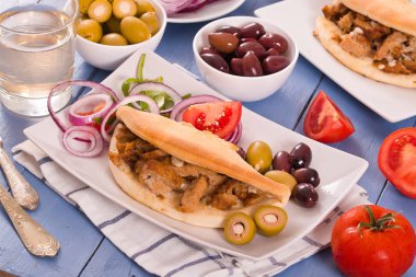 Beyaz tabak salataya ile Yunan Pide.