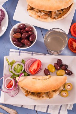 Beyaz tabak salataya ile Yunan Pide.