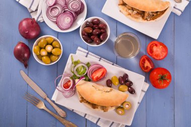 Beyaz tabak salataya ile Yunan Pide.