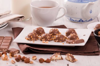 Krem karamel dolgulu çikolata truffles.