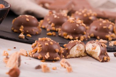 Krem karamel dolgulu çikolata truffles.