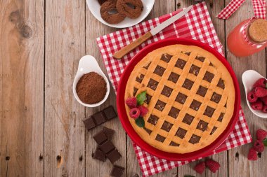 Kırmızı çanak üzerinde çikolata tart.